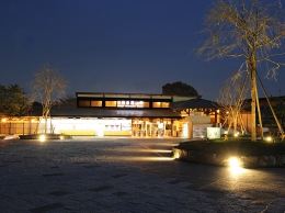 嵐山駅正面全景（夜間）.jpg